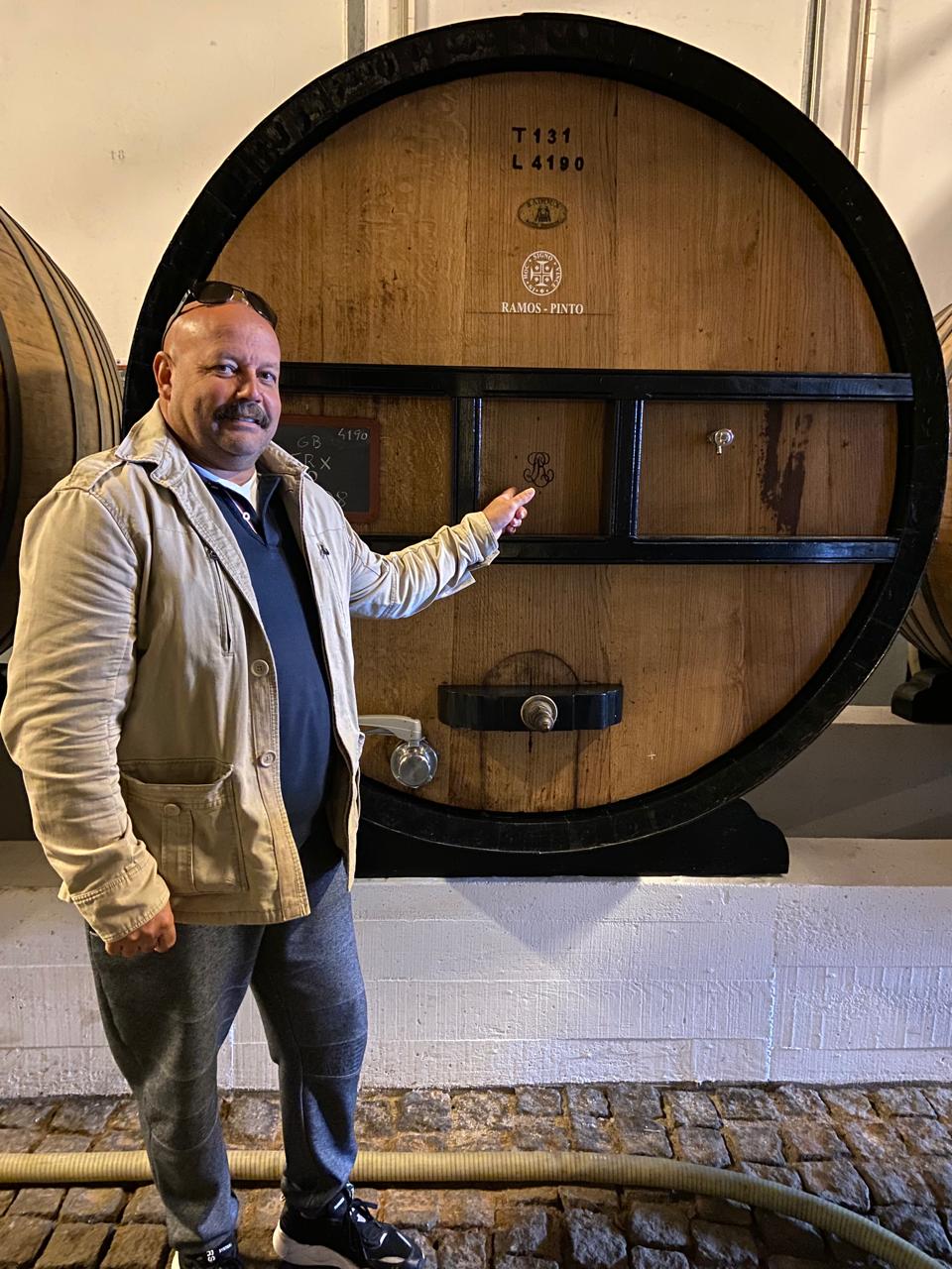 Mãos de sommelier segurando taça de vinho