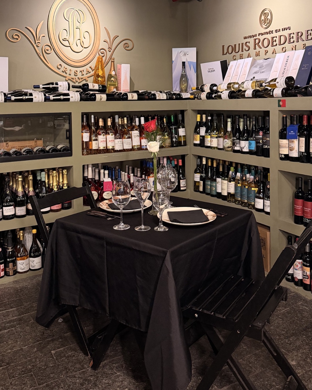 Garrafas de vinho em pedra envelhecida